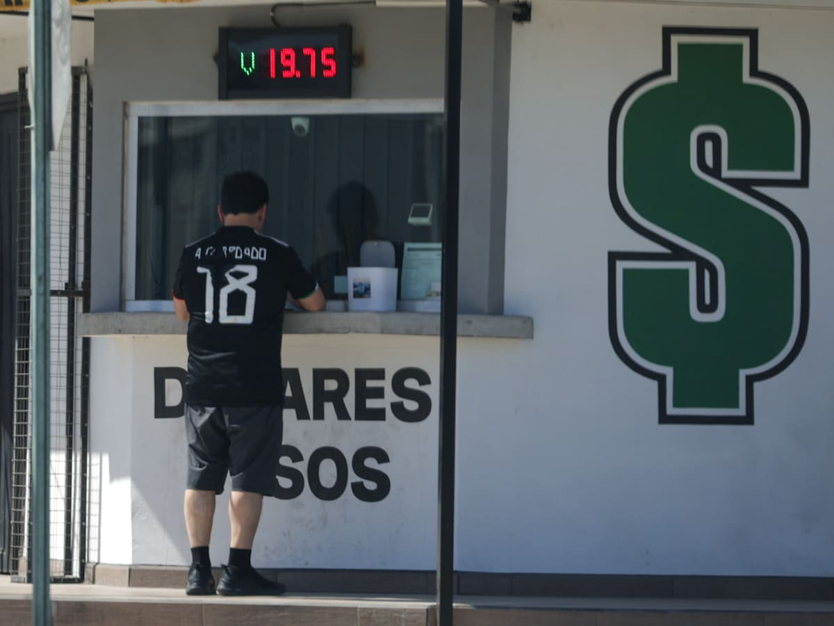 En instituciones bancarias, la venta del dólar se reportó a 18.94 pesos l Foto: Archivo