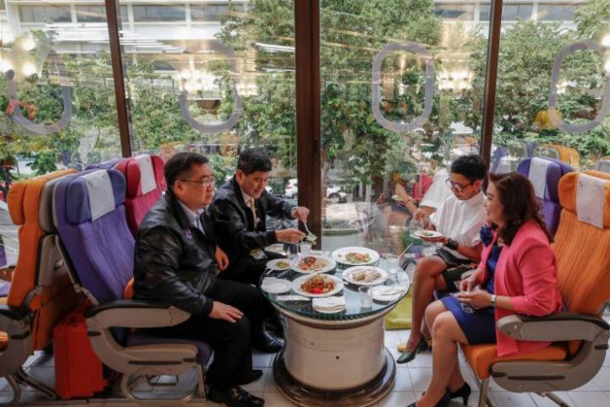 Restaurante en Tailandia solo sirve comida de avión