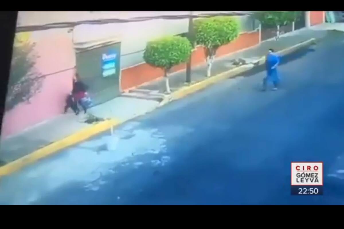 En vía pública, hombre levanta falda a mujer acompañada de su hijo