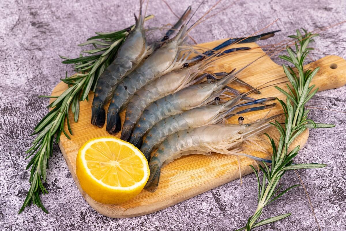 Se cree que agregar limón y chile al camarón y pescado crudo tiene una acción desinfectante: ¿es real?
