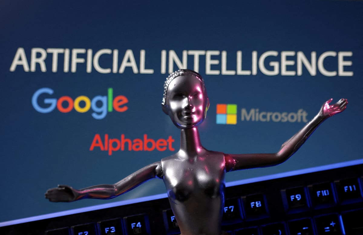 FOTO DE ARCHIVO. Los logos de Google, Microsoft y Alphabet y las palabras de inteligencia artificial AI se ven en esta ilustración tomada el 4 de mayo de 2023. REUTERS/Dado Ruvic/Ilustración