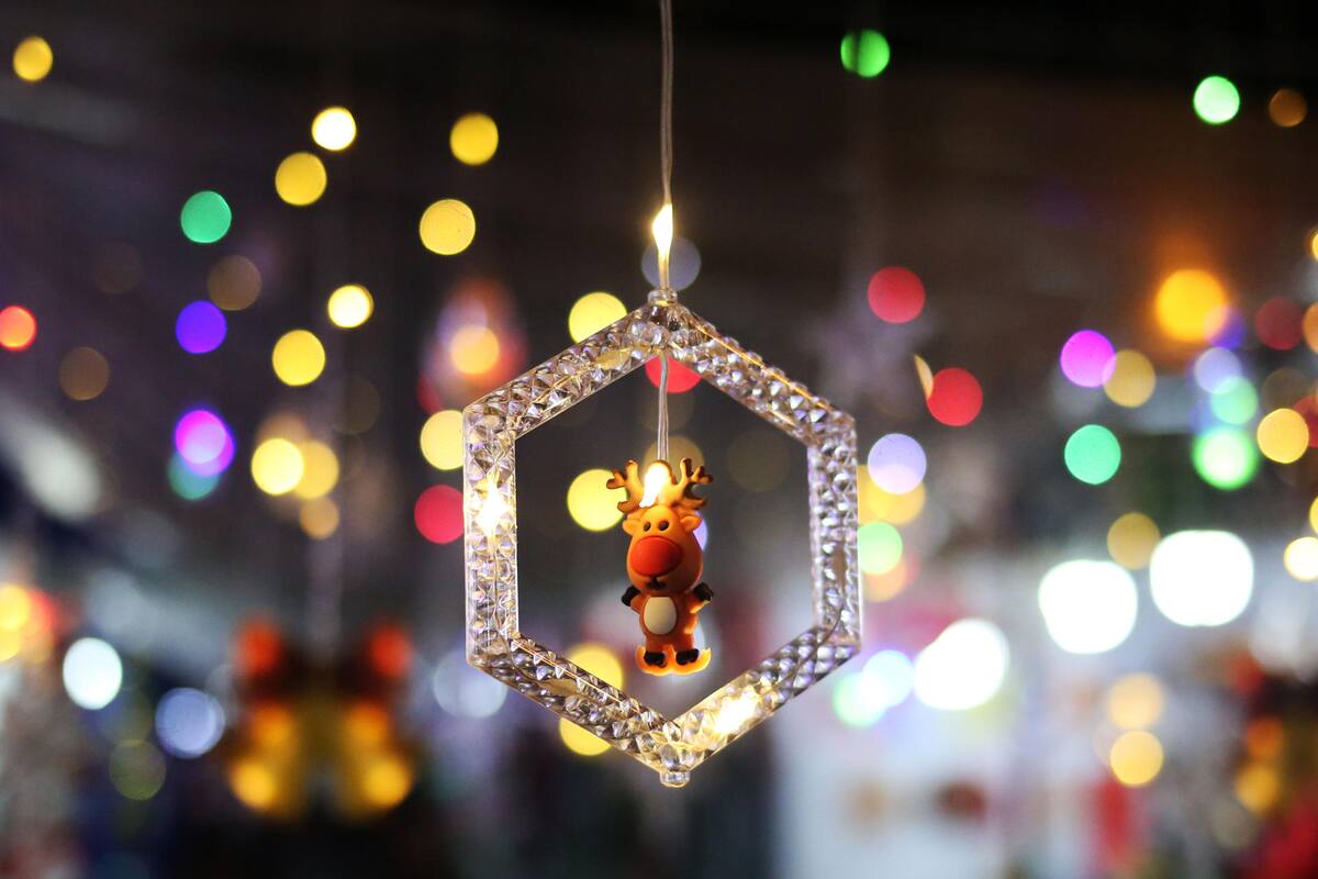 Fotografía de un adorno de Navidad en una feria navideña, el 18 de diciembre de 2023, en La Paz (Bolivia). EFE/Luis Gandarillas