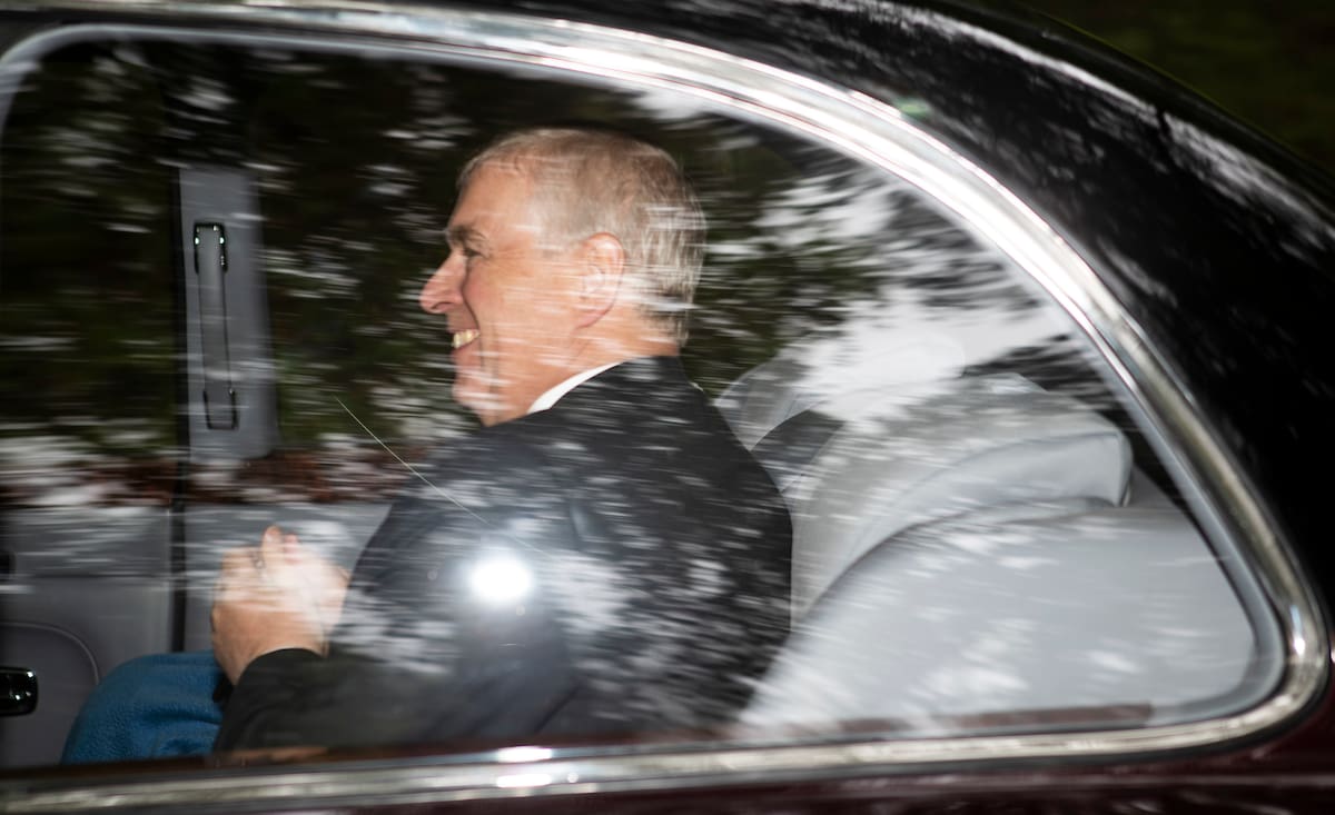 El príncipe Andrés de Gran Bretaña, Duke de York, sale de la iglesia Crathie Kirk después de misa, el domingo 11 de agosto del 2019 en Crathie, Escocia. (Jane Barlow/PA via AP)