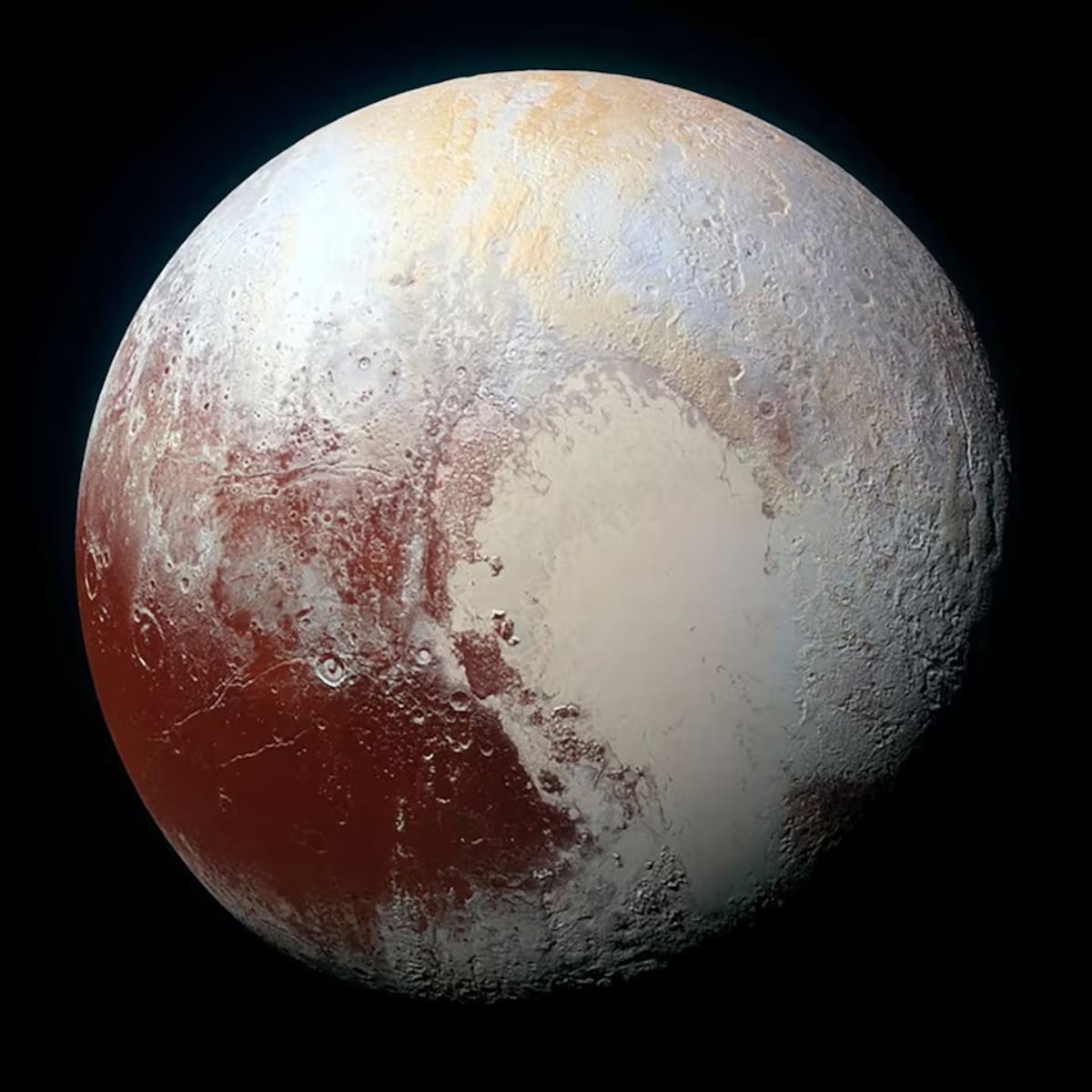 Una región con forma de corazón llamada Sputnik Planum se observa en una vista mejorada de Plutón en una imagen sin fecha tomada por la sonda New Horizons de la NASA, que sobrevoló el planeta enano en 2015. | REUTERS/NASA/JHUAPL/SwRI/Handout vía Reuters