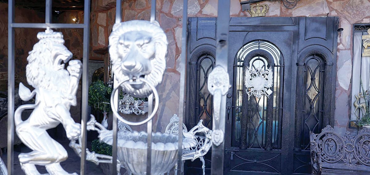 Franciscas M. Araujo Rivera continúa trabajando en la construcción del castillo en la colonia Villa de Seris.