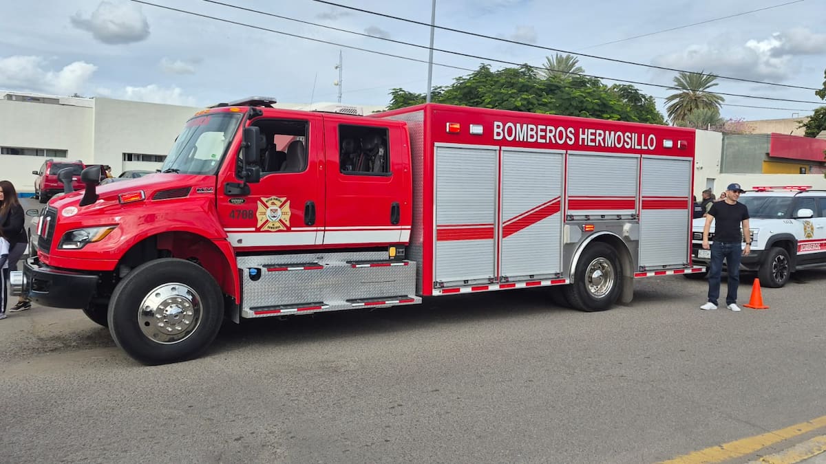Elementos de Bomberos de Hermosillo realizaron una inspección en la parte superior del inmueble para tratar de identificar el problema. | Crédito: Teodoro Borbón