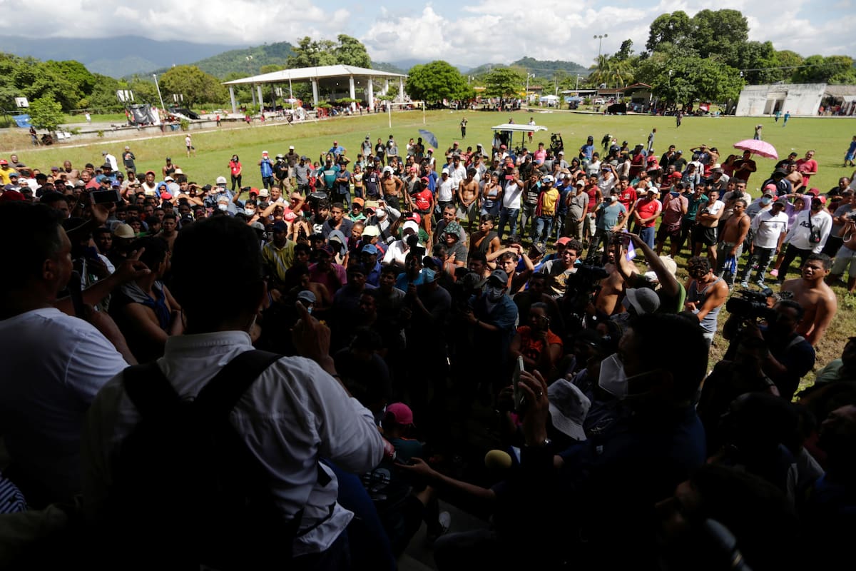 Avanza caravana de migrantes mientras México y EU se preparan para reapertura fronteriza