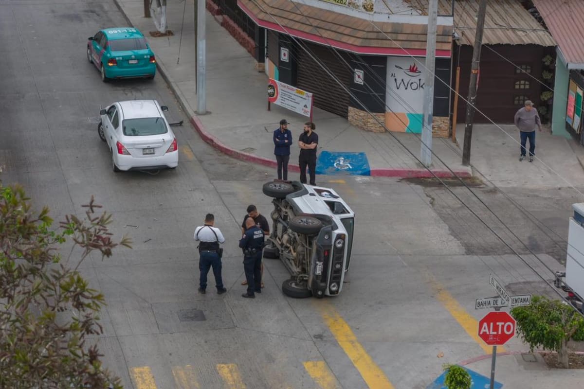 Camioneta Suzuki termina volcada en el bulevar El Mirador