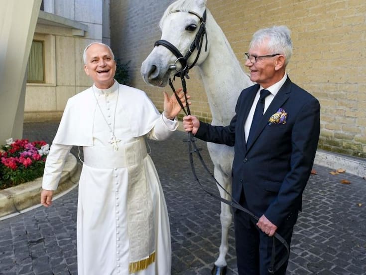 VIDEO: Papa León XIV recibe de regalo un caballo árabe de pura raza