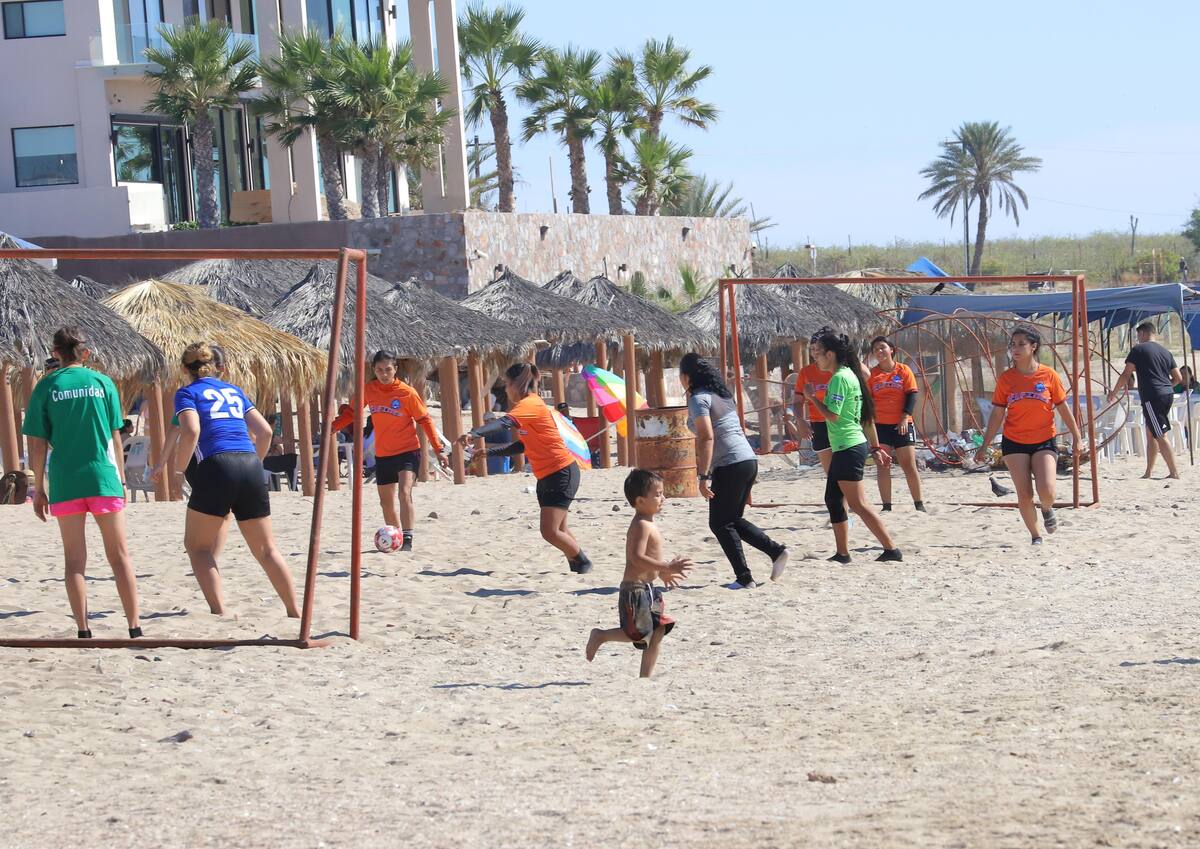 Familias aprovecharon el clima agradable para descansar en Bahía de Kino.