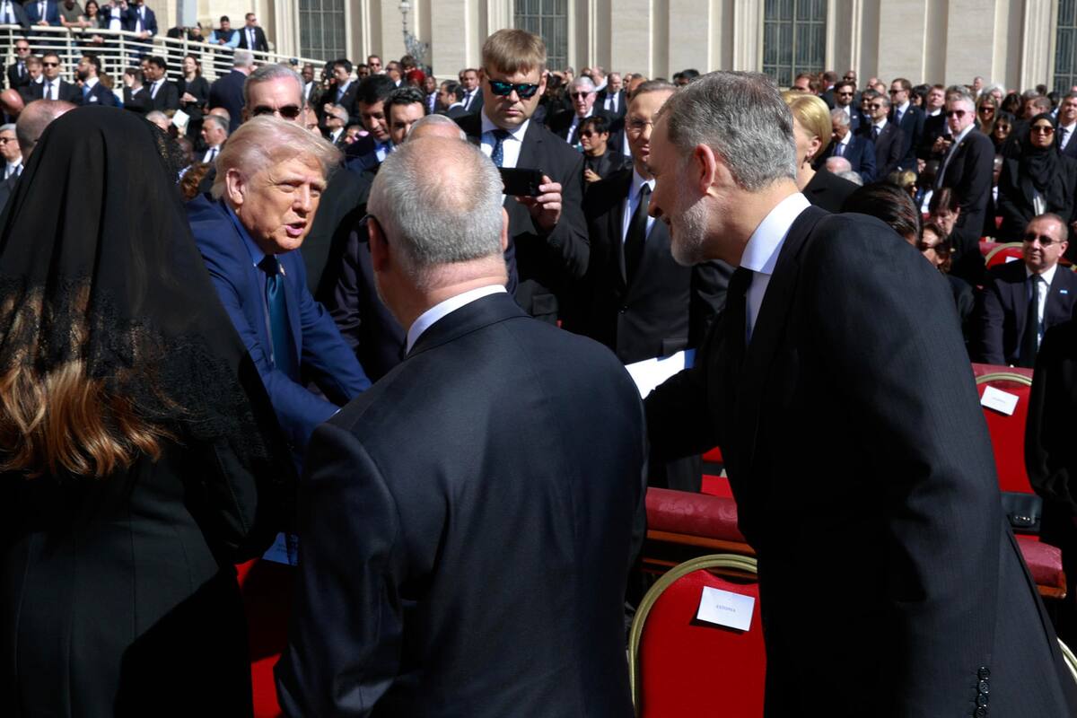 Critican a Trump por romper con el código de vestimenta en el funeral del Papa Francisco