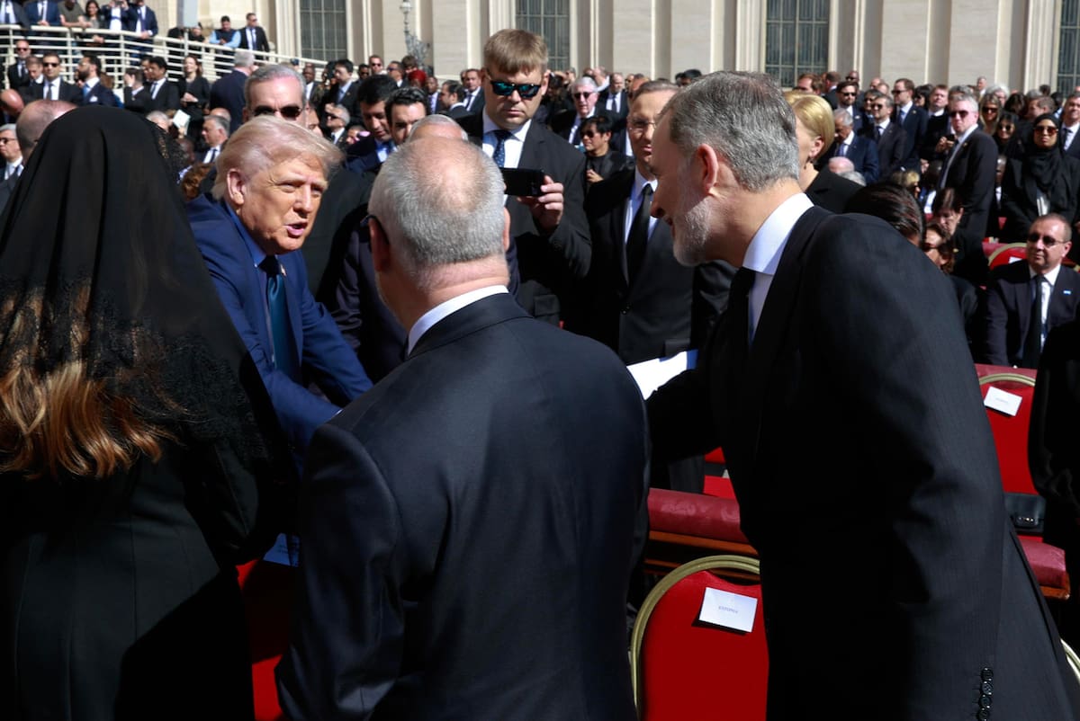 El rey Felipe VI (d) saluda al presidente de Estados Unidos Donald Trump (i) durante el funeral del papa Francisco en la Plaza de San Pedro en el vaticano este sábado. | EFE