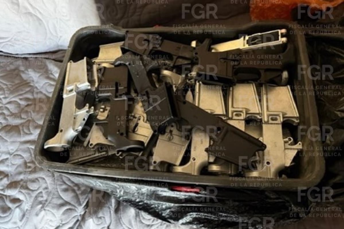 Cateo de la FGR en San Marcos deja detenidos con cargadores, piezas de armas y droga