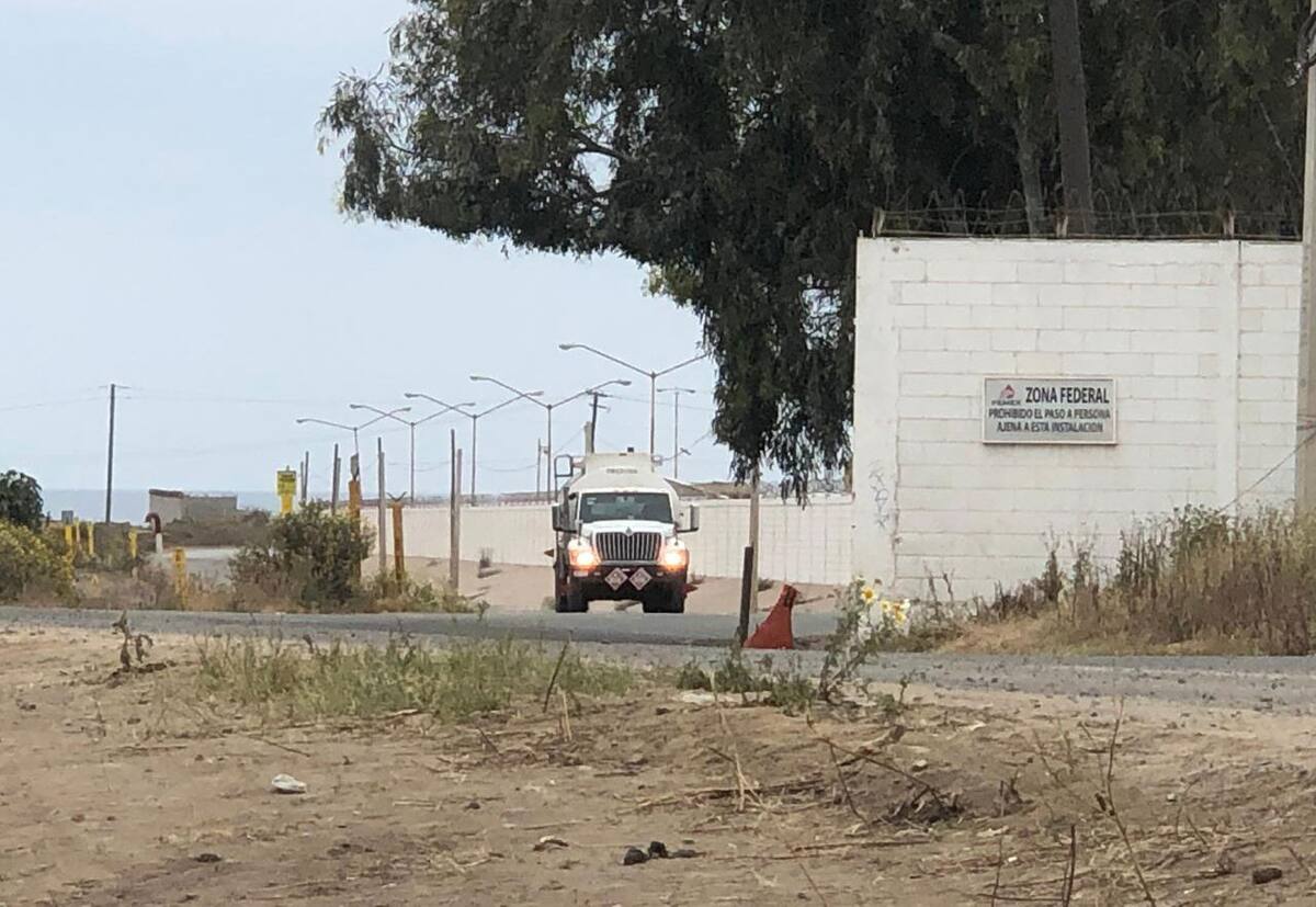 Los camiones abastecedores de combustible salieron sin problemas de la planta.