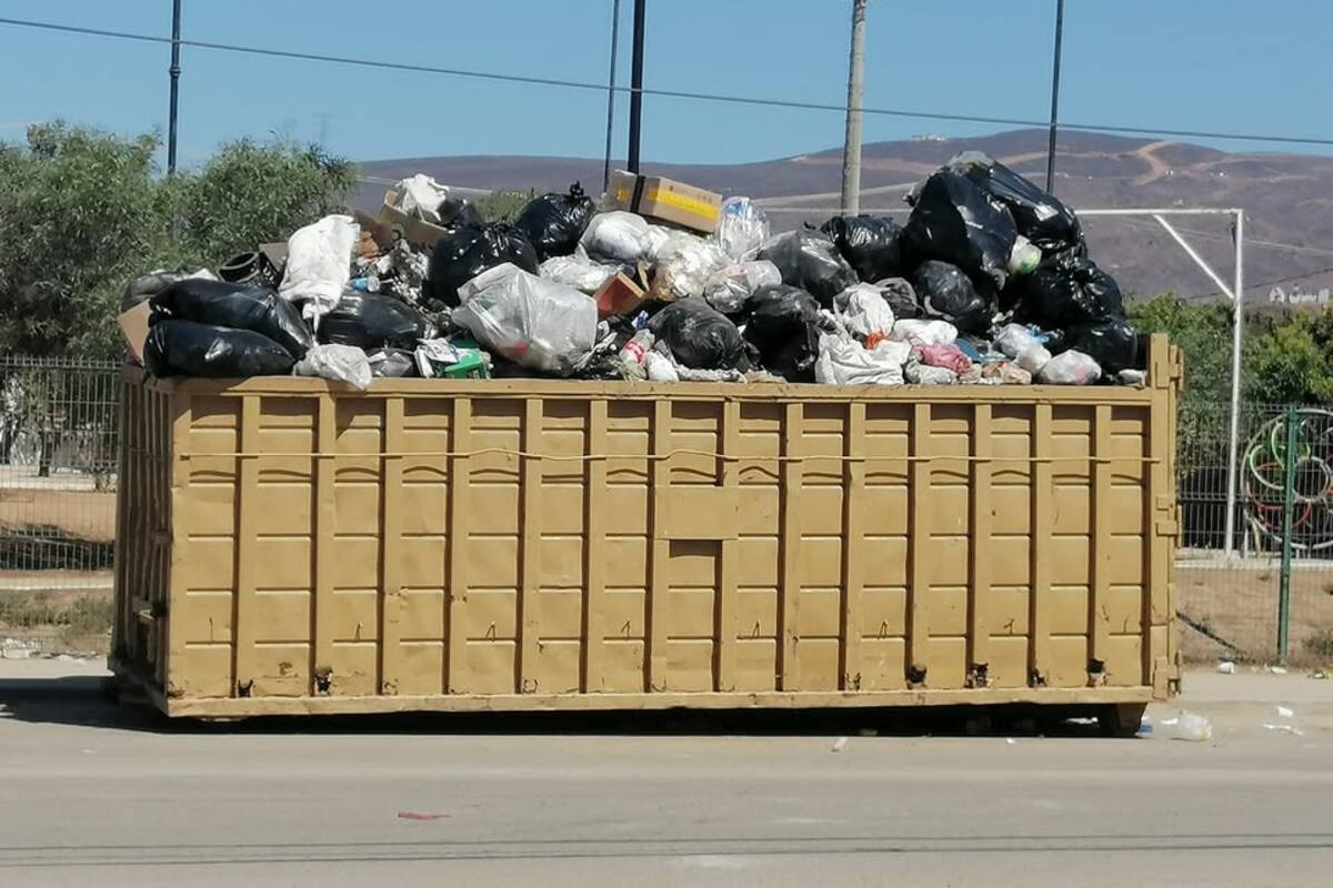 Contenedores de basura generan accidentes viales y contaminación