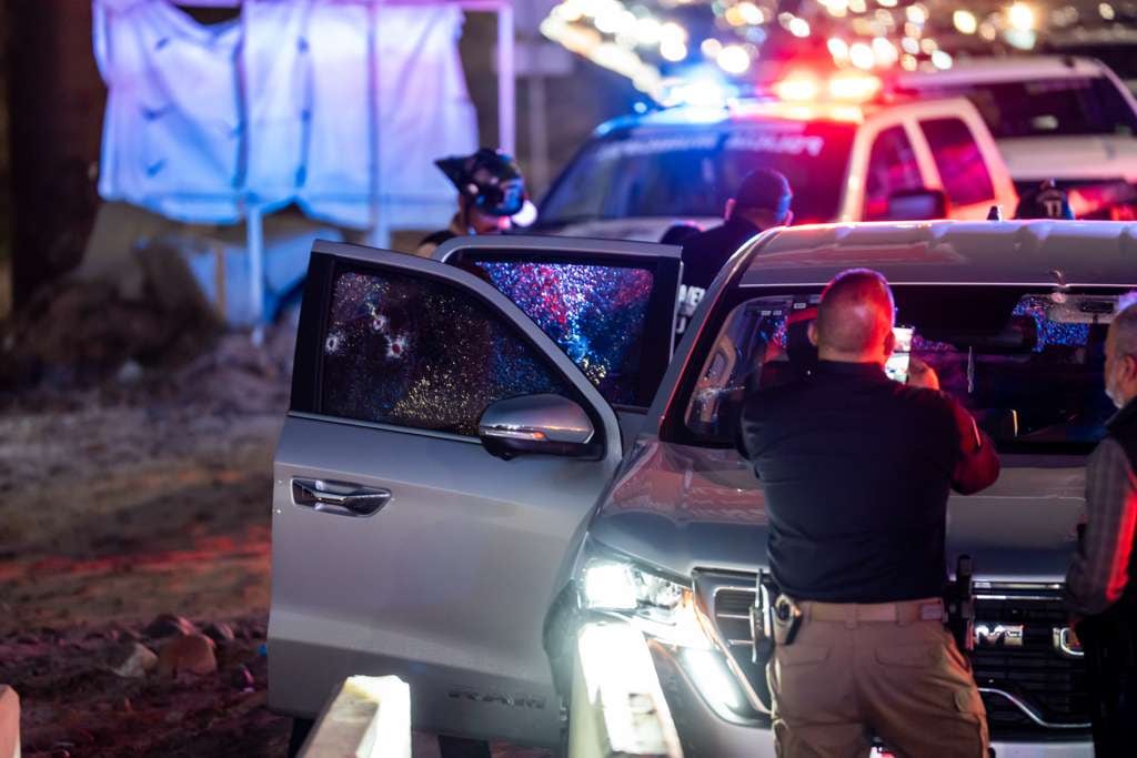 Elementos de seguridad y paramédicos acudieron a la prolongación de la calle Segunda, cerca de La Cúspide, tras el ataque armado que dejó a dos hombres lesionados. Foto: Cortesía / Border Zoom