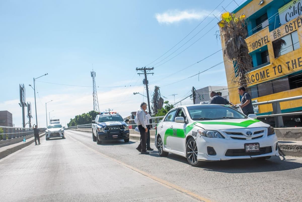 El accidente ocurrió en la salida hacia la línea internacional; el conductor resultó ileso tras impactarse contra el muro de contención. Foto: BorderZoom
