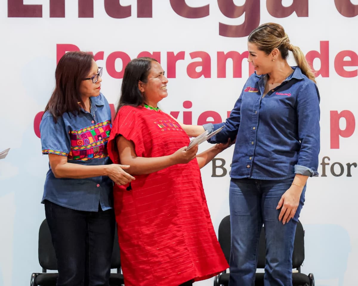 Los gobiernos de Baja California y México entregaron tarjetas con apoyos de 40 mil pesos para mejoramiento de vivienda a familias jornaleras de Ensenada y San Quintín. Foto: Cortesía