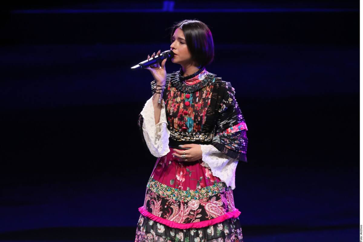 ¿Ángela Aguilar podría ser multada por cambiar el ritmo del Himno Nacional?