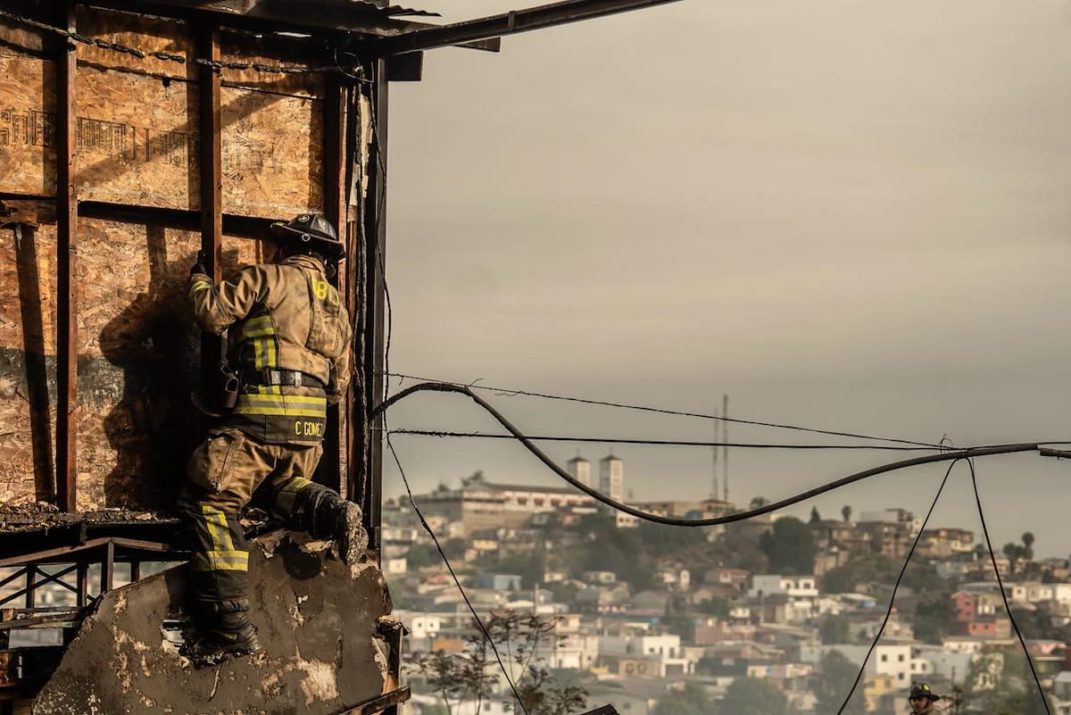 Un incendio que inició como quema de basura se propagó y consumió una vivienda, además de causar daños parciales en otra, en la colonia Del Río. Foto: Border Zoom