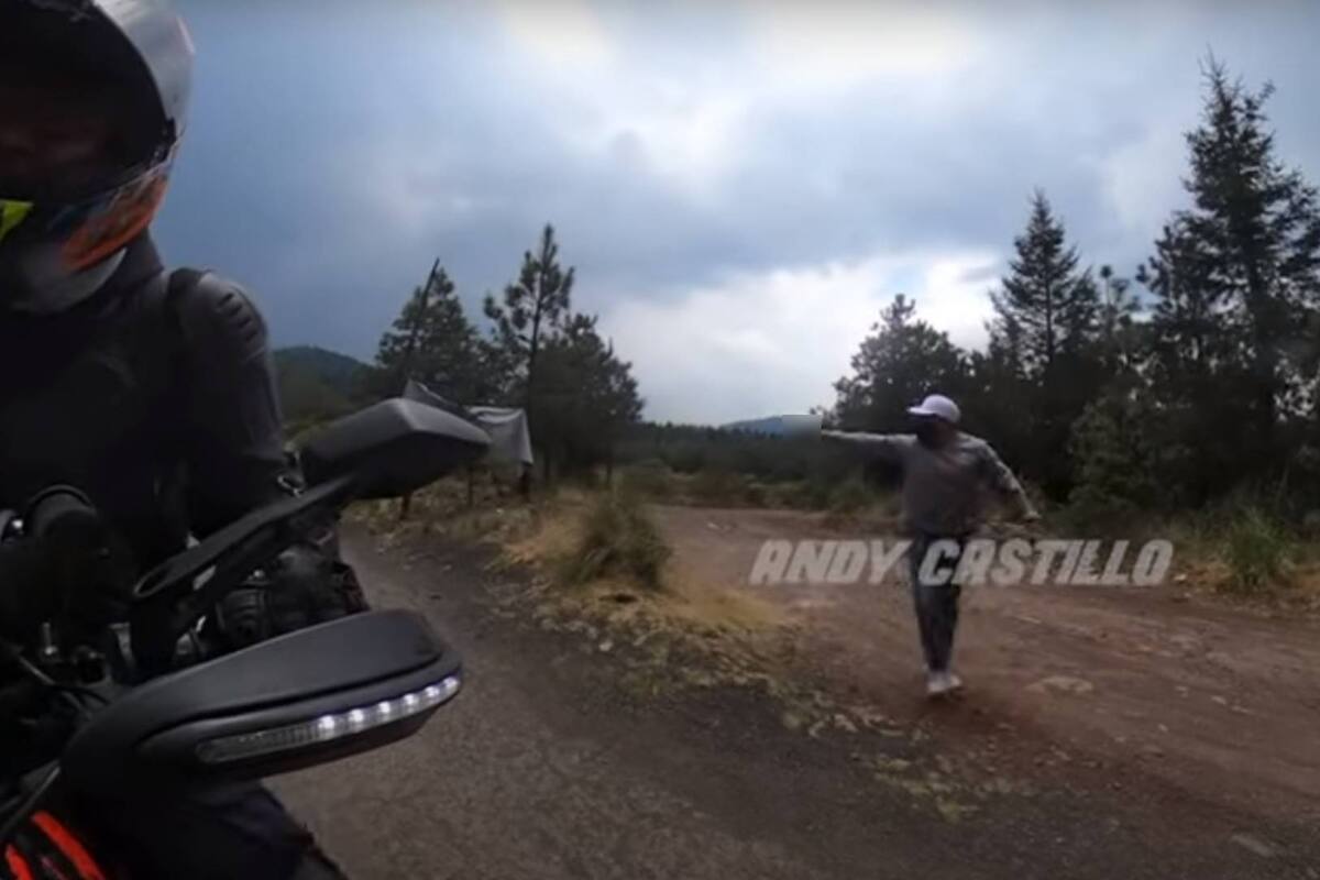 VIDEO: Motociclista capta el momento en que es asaltado a punta de pistola y lo sube a youtube