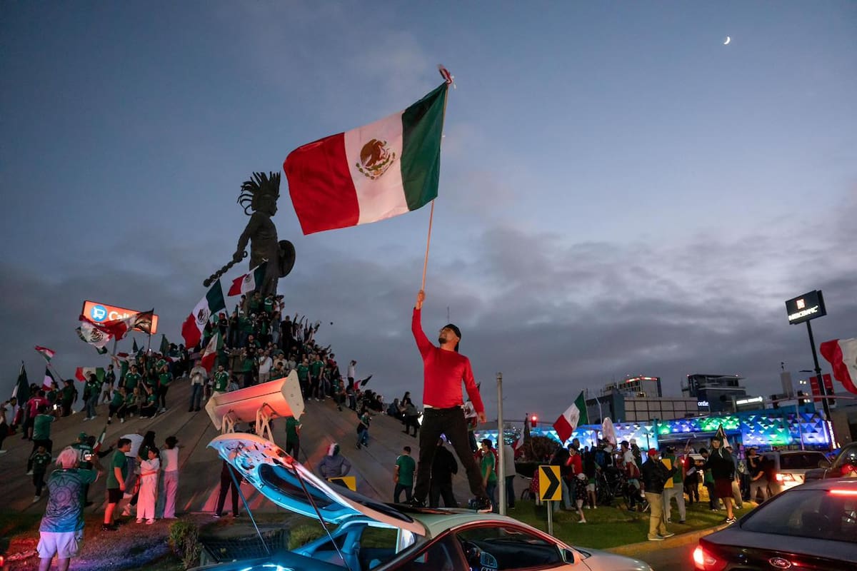 Festejan en Monumento Cuauhtémoc tras el triunfo de México ante Corea del Sur