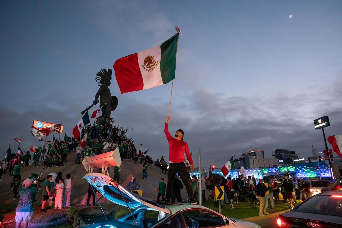 Con banderas, trompetas y caravanas, cientos de aficionados se reunieron en el Monumento Cuauhtémoc para celebrar el triunfo de la Selección Mexicana por 2-0 ante Corea del Sur en la Copa Mundial de la FIFA 2026. Foto: Border Zoom.