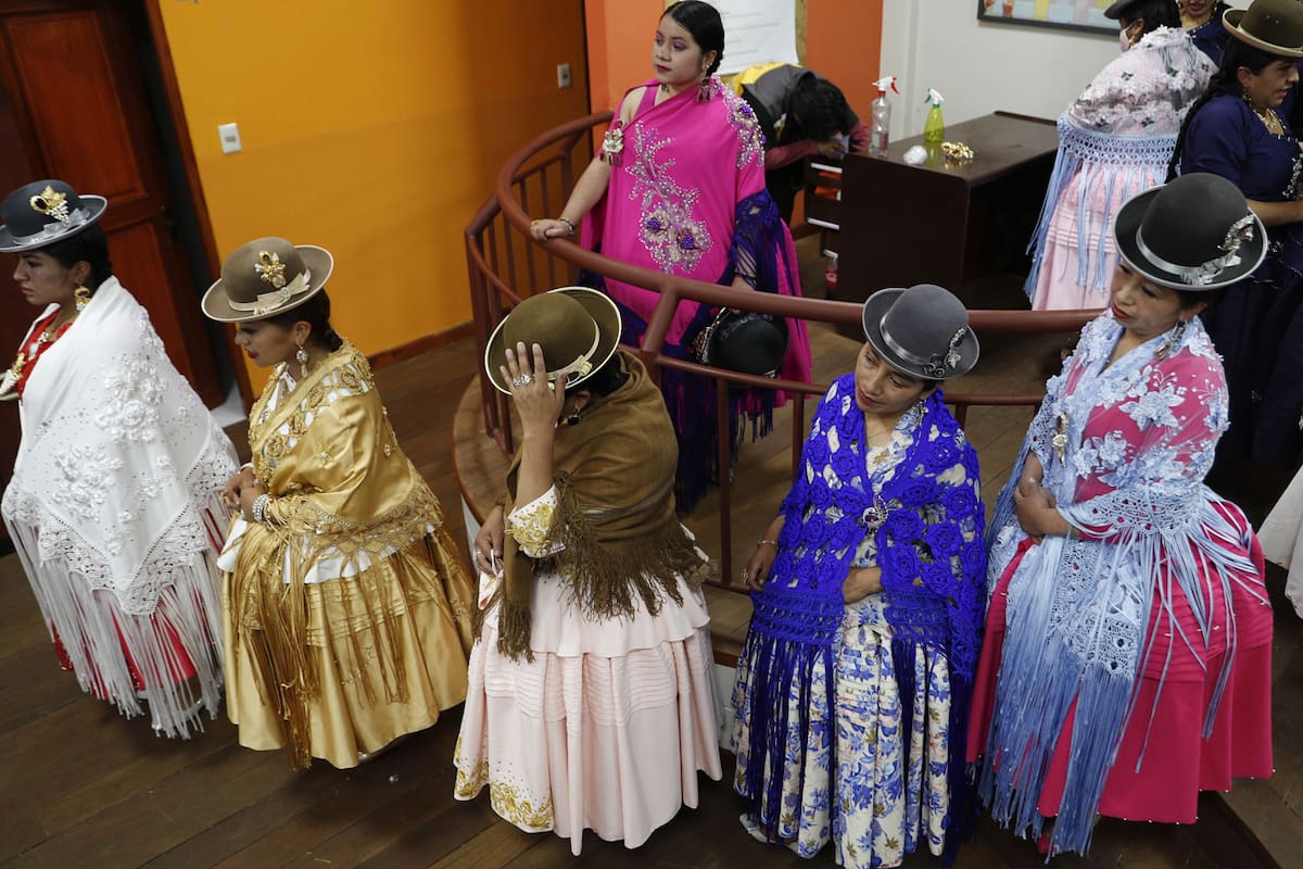 Cholitas bolivianas vuelven a las pasarelas tras restricciones