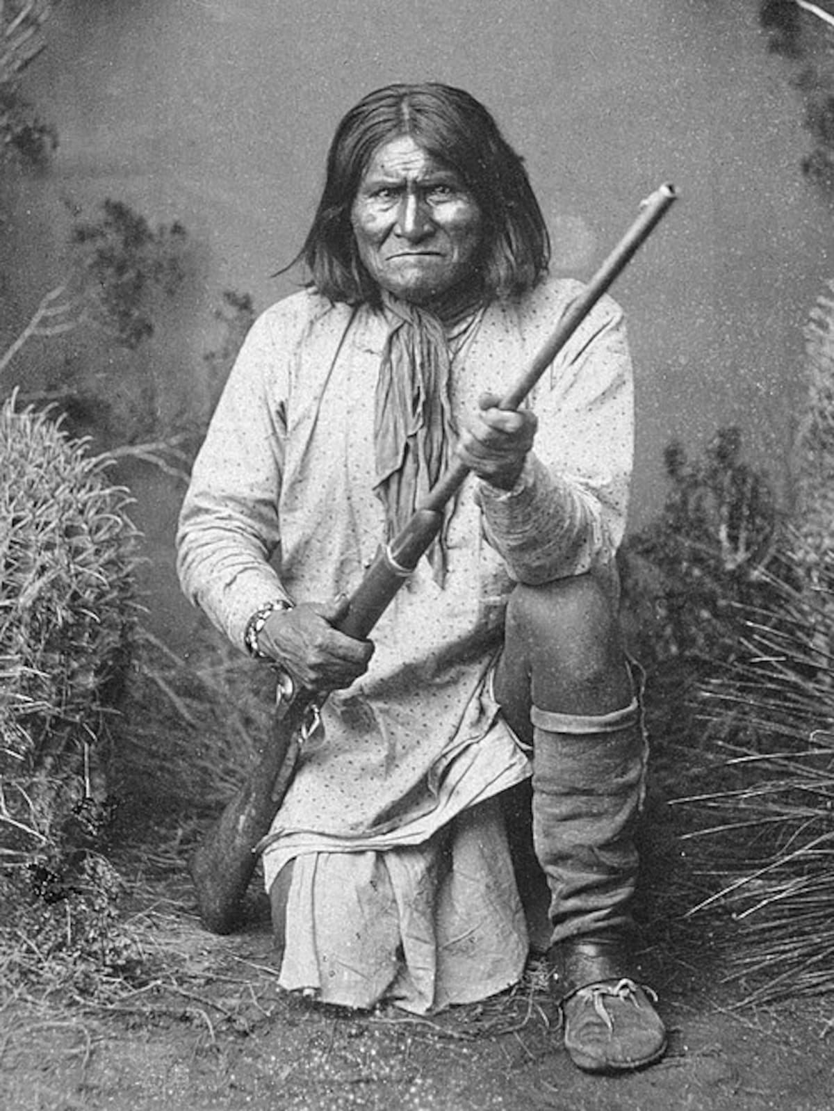 Gerónimo, también conocido como Goyaałé, líder apache chiricahua, posa de rodillas con un rifle en una fotografía tomada en 1887. | Crédito: Ben Wittick / Archivos Nacionales de Estados Unidos, vía Wikimedia Commons