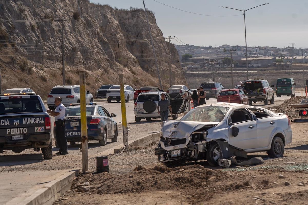 Joven vuelca su vehículo tras fuerte choque en la carretera libre Tijuana–Rosarito