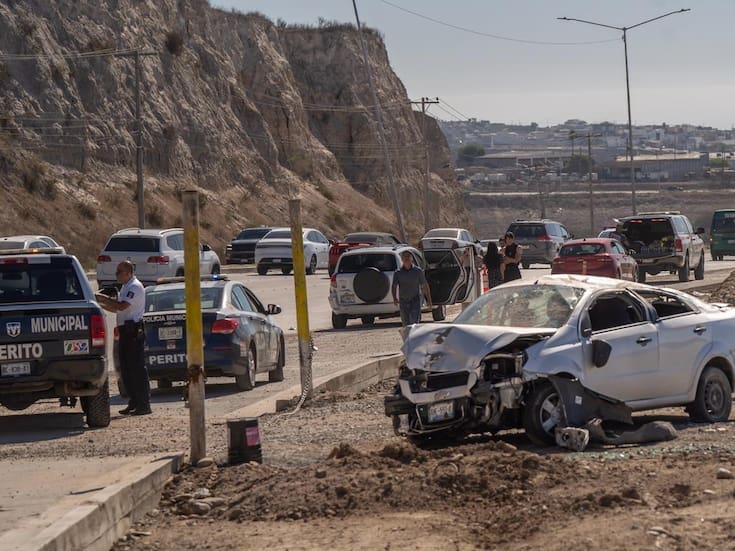 Joven vuelca su vehículo tras fuerte choque en la carretera libre Tijuana–Rosarito