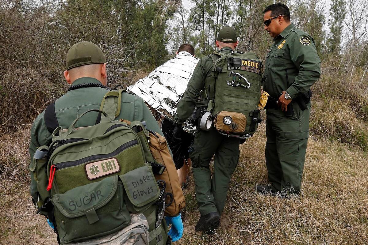 Soldados salvan a dos mexicanos de ahogarse en río Grande