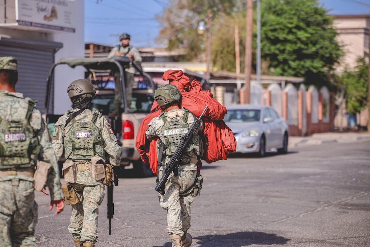 Cae la bandera de México por fuertes vientos