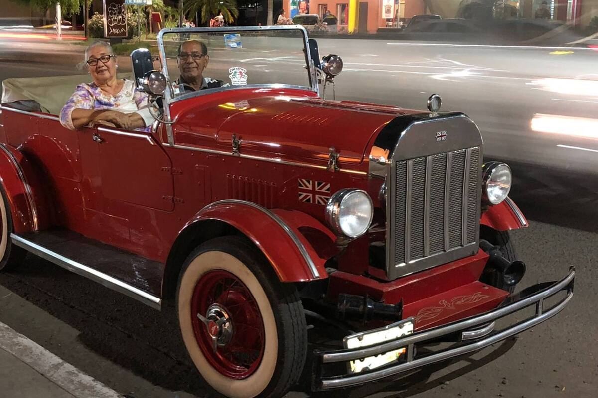 Pasean en su Bentley 1932 por las calles de Obregón