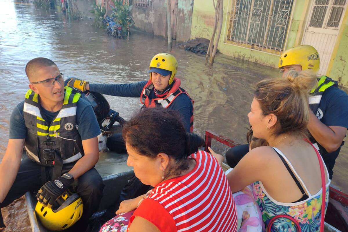 Bomberos de Navojoa apoyan en rescate de 36 personas por inundaciones en Nayarit