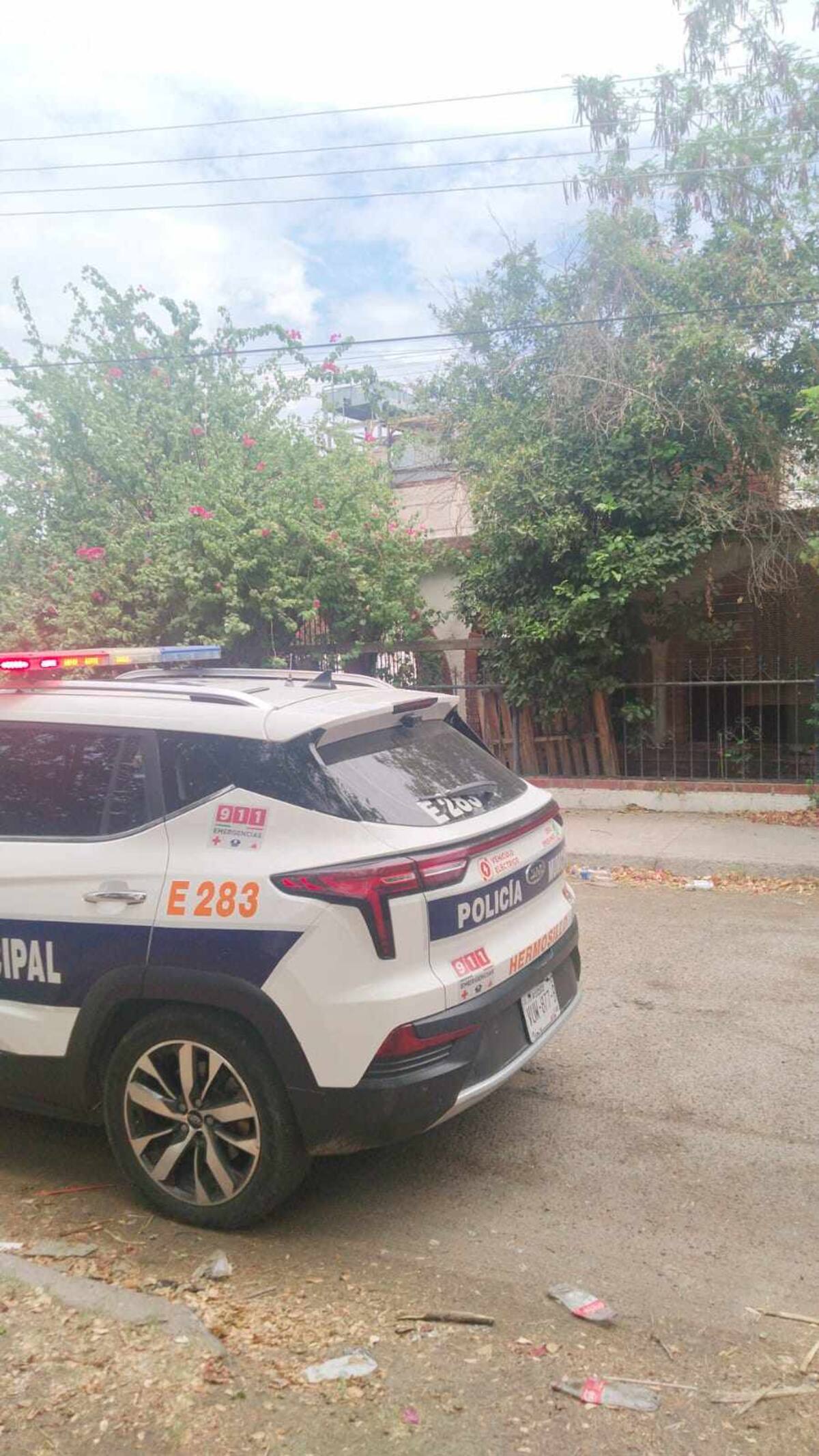Policías rescatan a niños que estaban solos en una vivienda | Foto: Especial