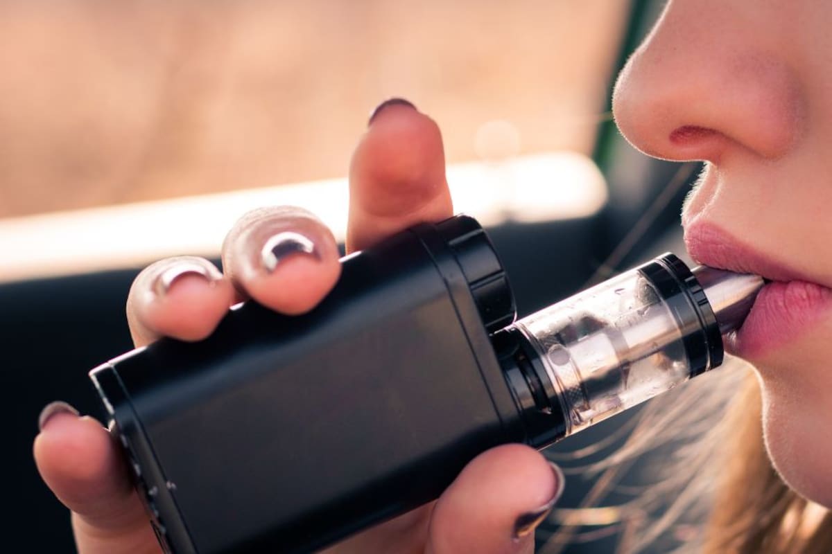 Hongos en las boquillas de los vapeadores podrían dañar las vías respiratorias, según alerta de expertos