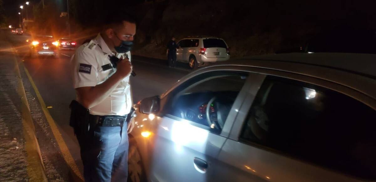 Algunos de los riesgos que enfrentan las personas al conducir alcoholizados es accidentes, lesiones y hasta perder la vida.