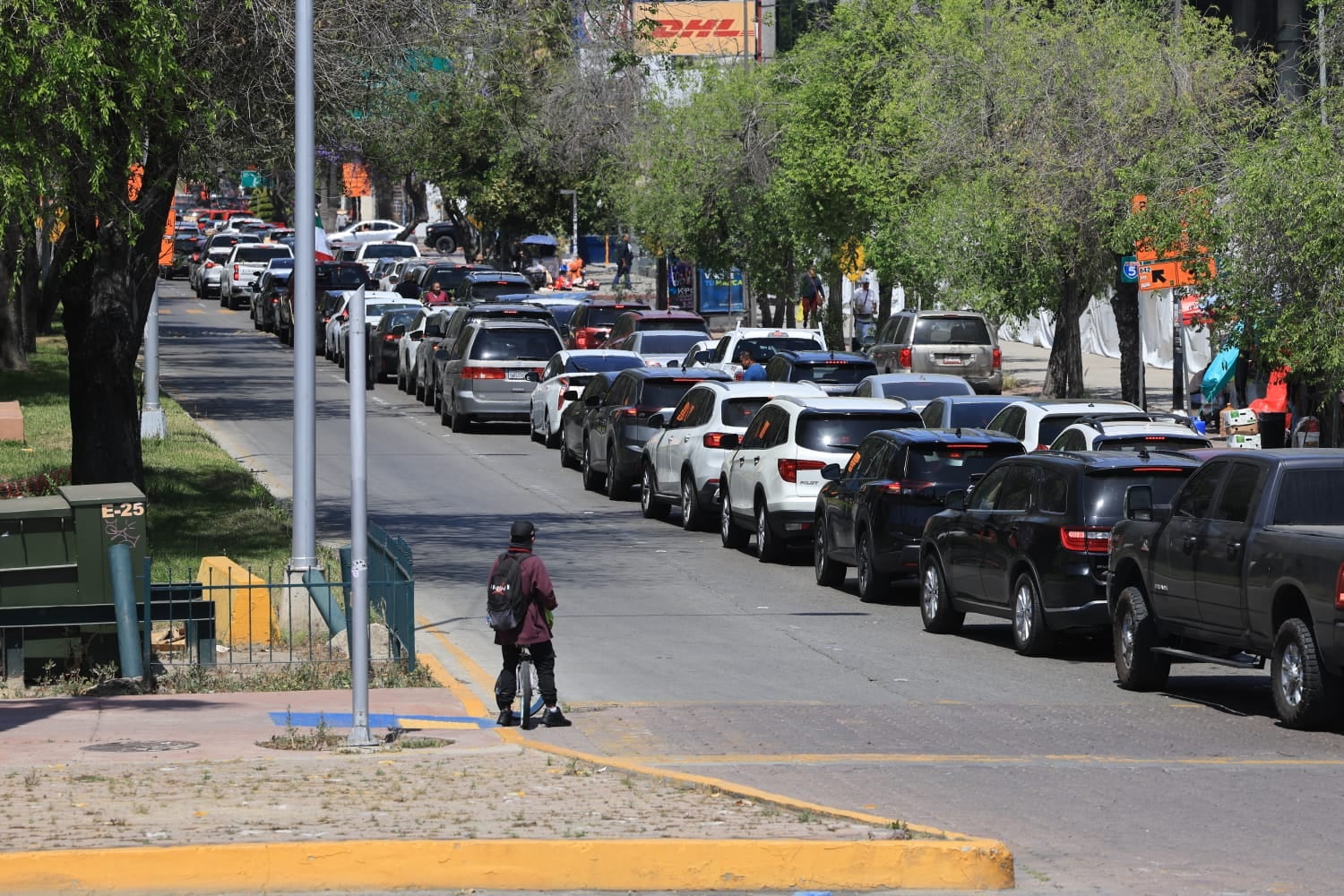 El congestionamiento en la Zona Río ha afectado vialidades clave ante el incremento de vehículos que buscan cruzar a Estados Unidos. Foto: Sergio Ortiz