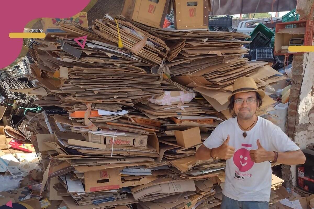 Reciclan para recaudar fondos y mejorar su escuela