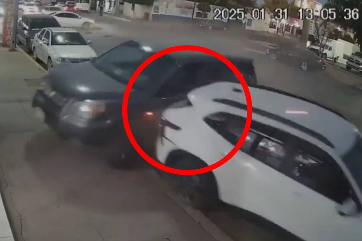 VIDEO: Choca a vehículo estacionado y peatón se salva de milagro
