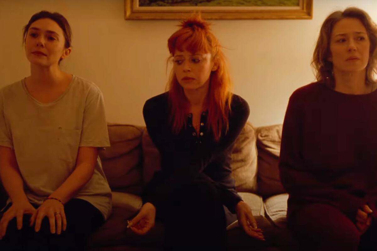 Tráiler de ‘His Three Daughters’: Elizabeth Olsen, Natasha Lyonne y Carrie Coon interpretan hermanas