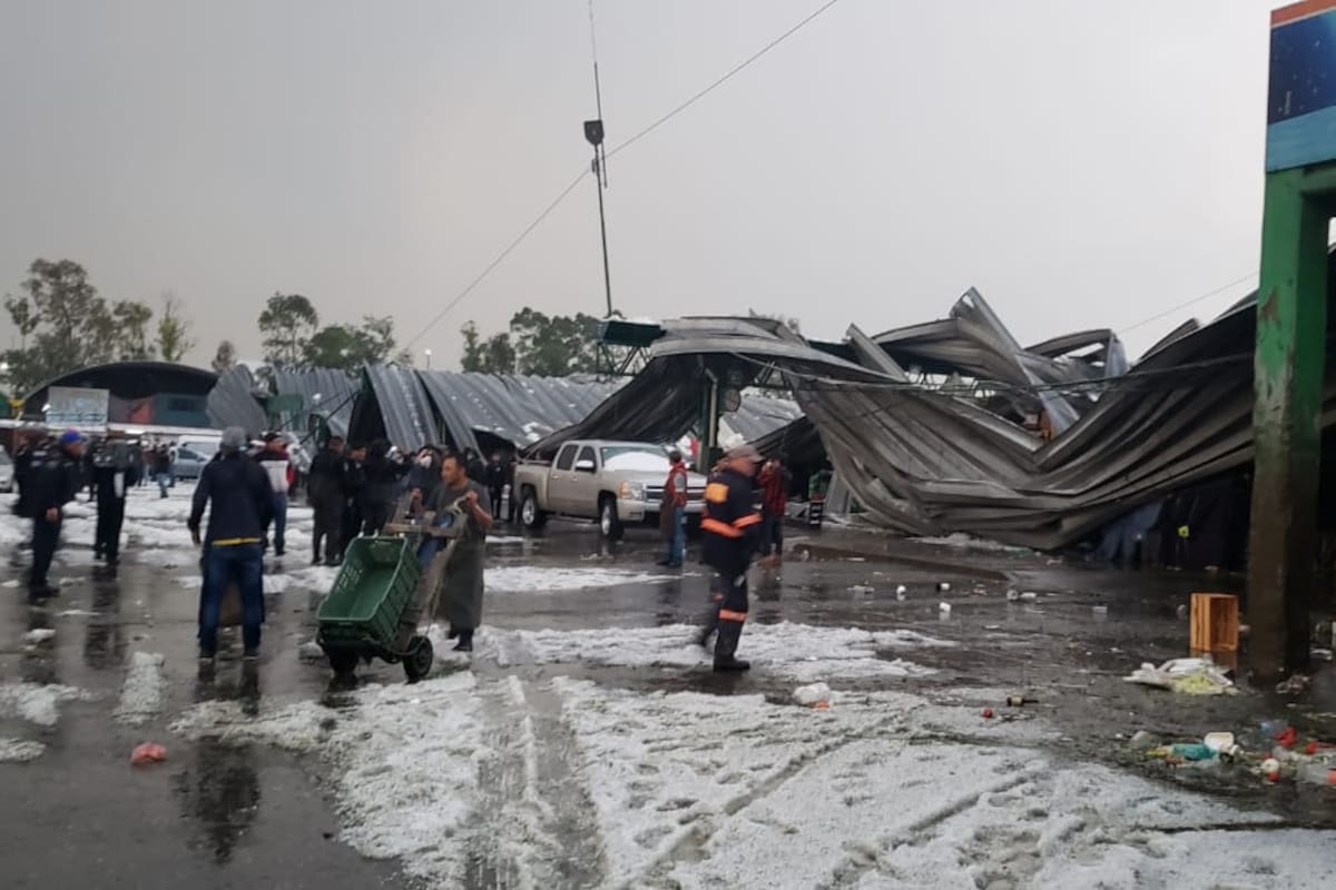 Debido fuertes lluvias e intenso granizo se colapsa techo de Central de Abastos