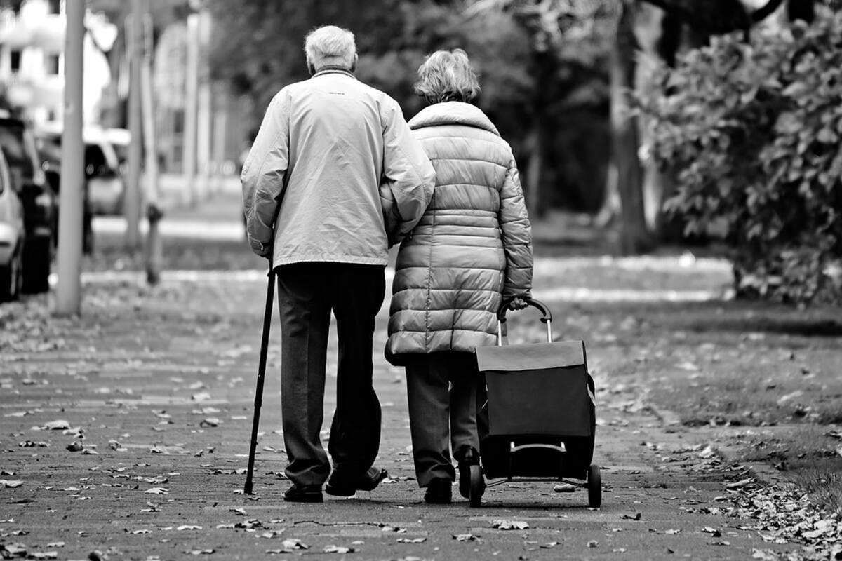 Hombre de 100 años acusa que su hijo lo despojó y lo corrió de su casa