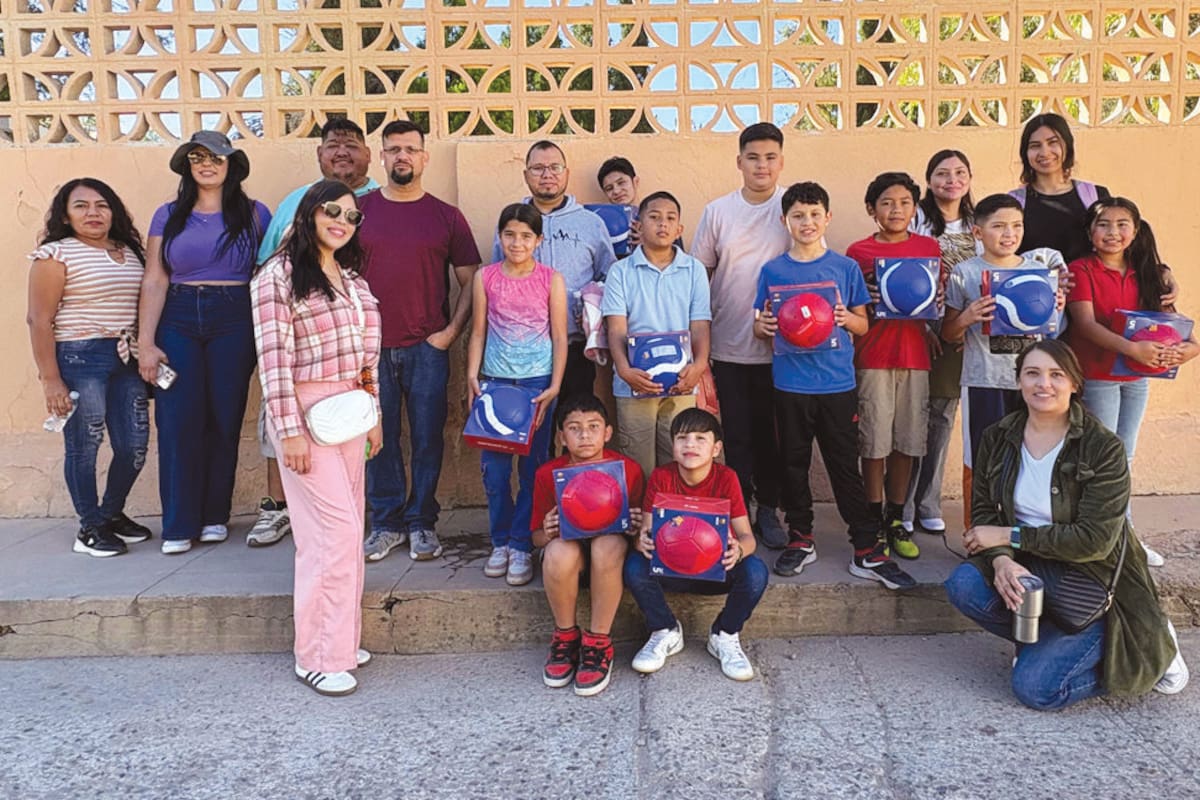 Juegan “cascarita” con el actor Esai Morales: niños de Nogales participan en la película “Coyote”