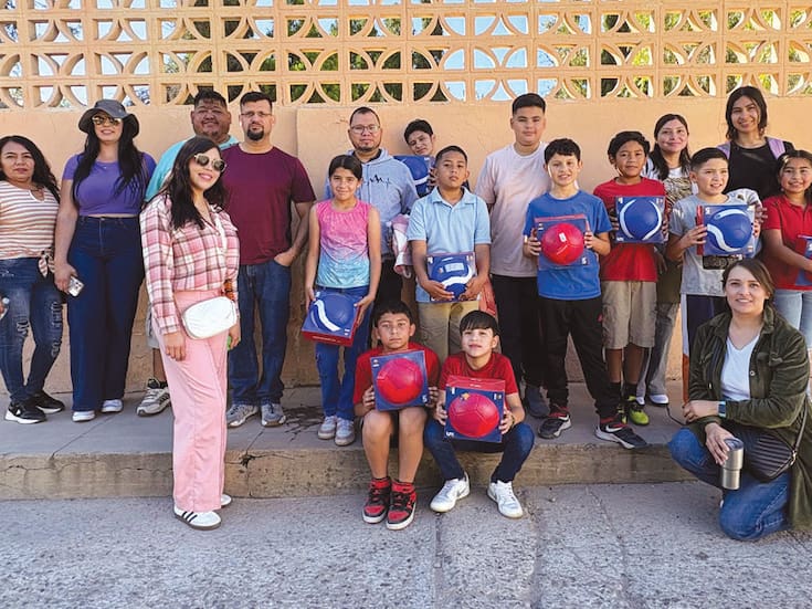 Juegan “cascarita” con el actor Esai Morales: niños de Nogales participan en la película “Coyote”