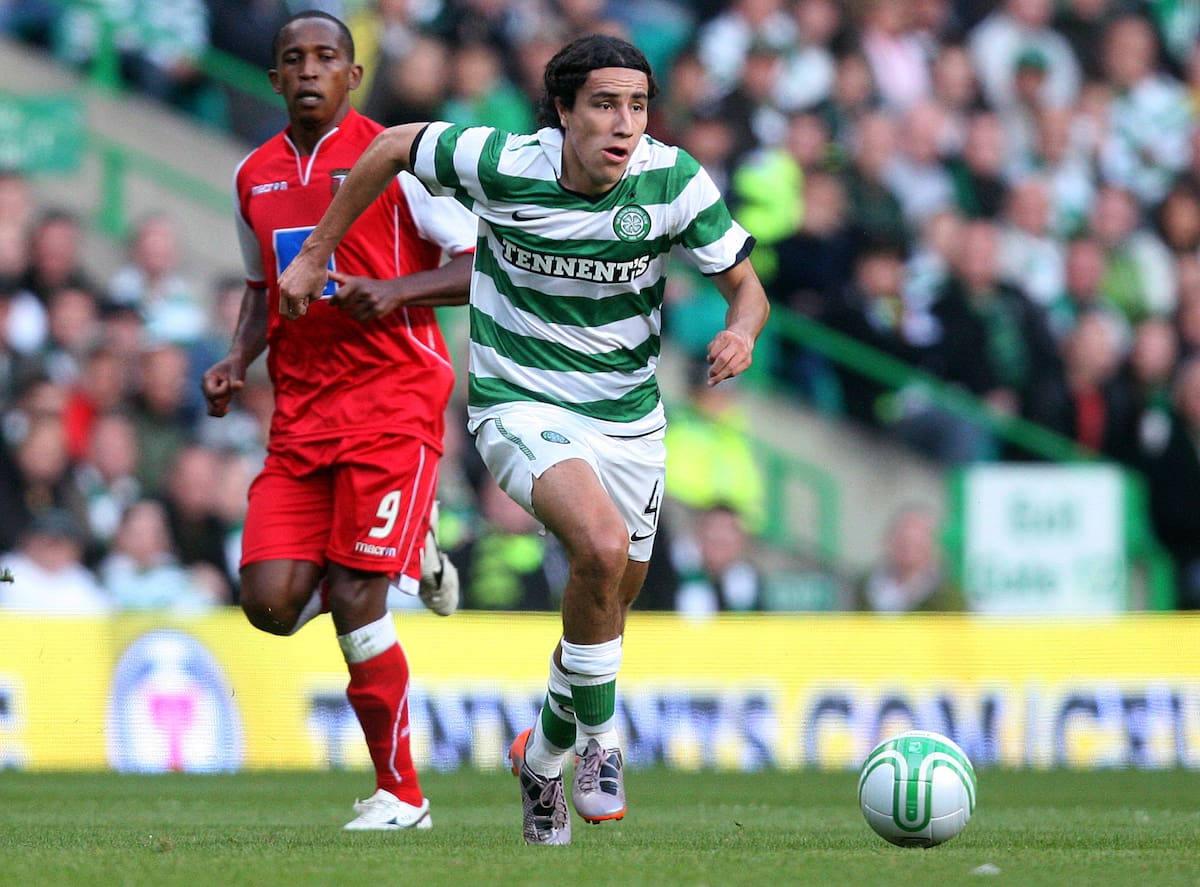 Efraín Juárez jugando con el Celtic FC en el 2010 (AP Photo/Scott Heppell)