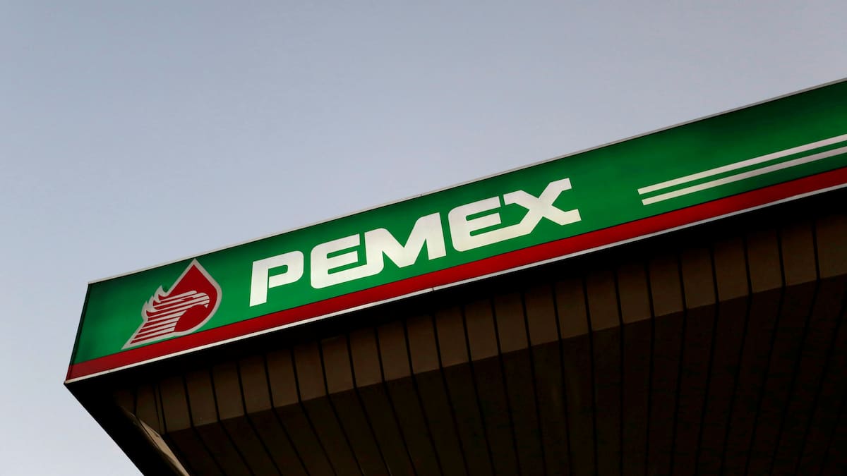 Sindicato petrolero acusa a Pemex de presionar a ingenieros, médicos y técnicos para aceptar reducciones salariales de hasta nueve niveles bajo amenaza de despido, mientras la empresa niega recortes masivos
