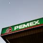 Sindicato petrolero acusa a Pemex de presionar a ingenieros, médicos y técnicos para aceptar reducciones salariales de hasta nueve niveles bajo amenaza de despido, mientras la empresa niega recortes masivos