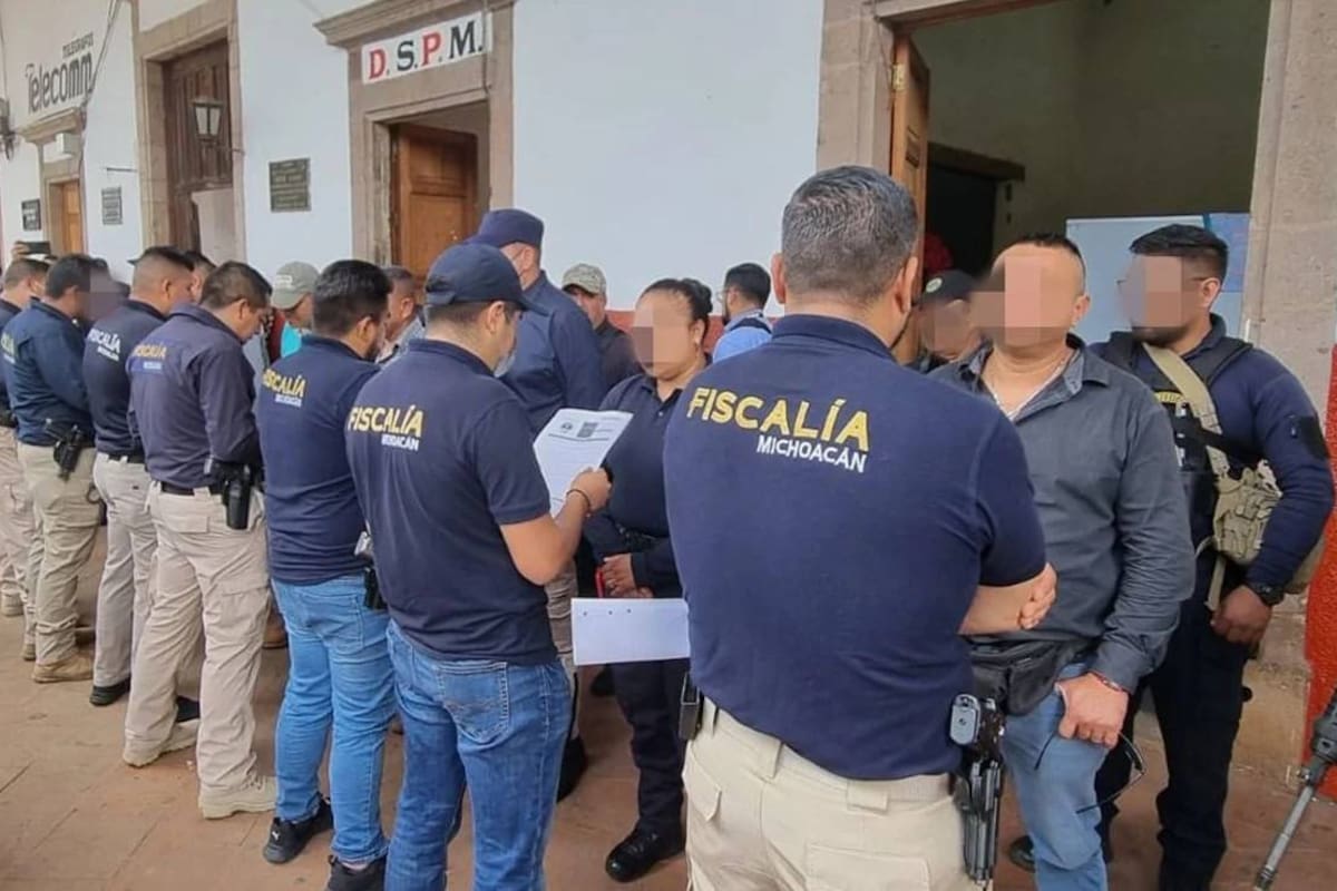 Aprehenden a 10 policías presuntamente ligados a casos de desaparición forzada en Michoacán
